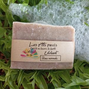 Savons pavés exfoliant, il aide à nettoyer et à purifier la peau en douceur.